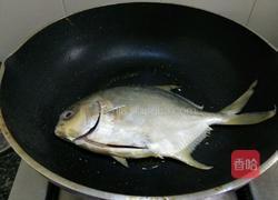 干煎椒盐鲳鱼的做法图解2