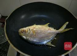 干煎椒盐鲳鱼的做法图解3