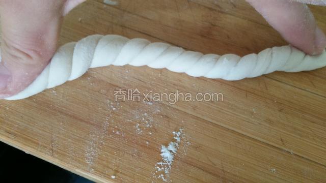两只手继续顺不同方向拧