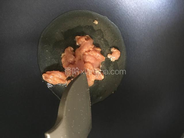 然后油锅烧热倒入花生油烧热把腌好的肉放入锅中翻炒几下