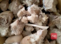 土豆闷猪脚的做法图解1