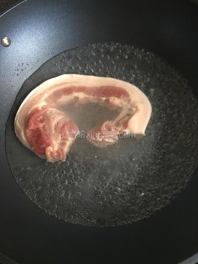 锅内烧开水把肉放进去煮10分钟