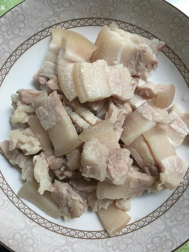 时间到了，拿出肉用凉水洗下切片