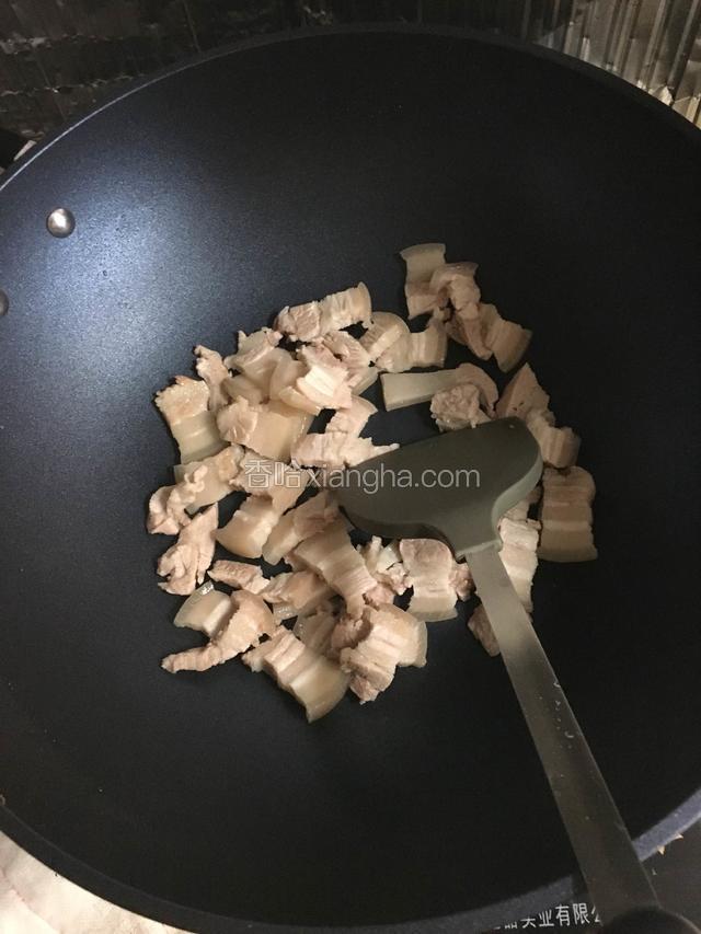 锅内烧热倒入五花肉