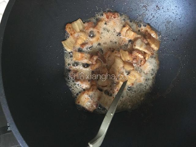 喜欢干点的可以多炒一会，放入酱油