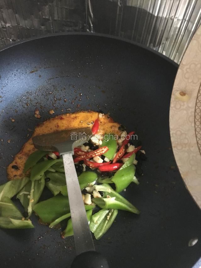 把辣椒，大蒜，豆豉和葱放入锅内翻炒片刻