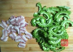 苦瓜炒五花肉的做法图解2