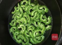 苦瓜炒五花肉的做法图解3