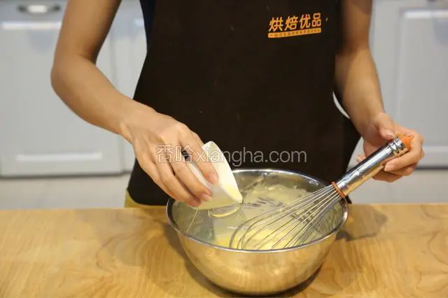 加入色拉油搅拌均匀
