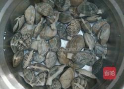 花蛤炒丝瓜的做法图解1