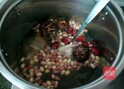 红枣花生猪蹄汤的做法图解3