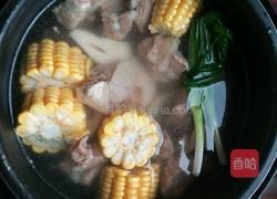 排骨玉米莲藕汤的做法图解5