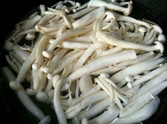 开水绰烫一下海鲜菇