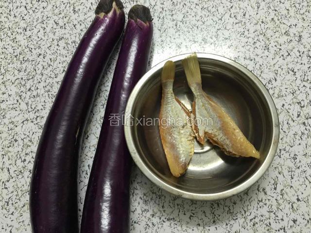 准备好食材，咸鱼洗净用清水浸泡半小时