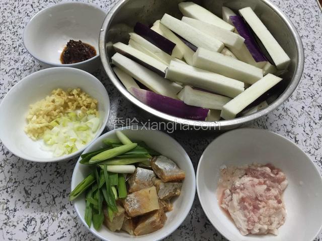 茄子切长条，葱姜蒜切末，咸鱼切小块，肉末加入少许盐和淀粉抓匀，蒜苗切段