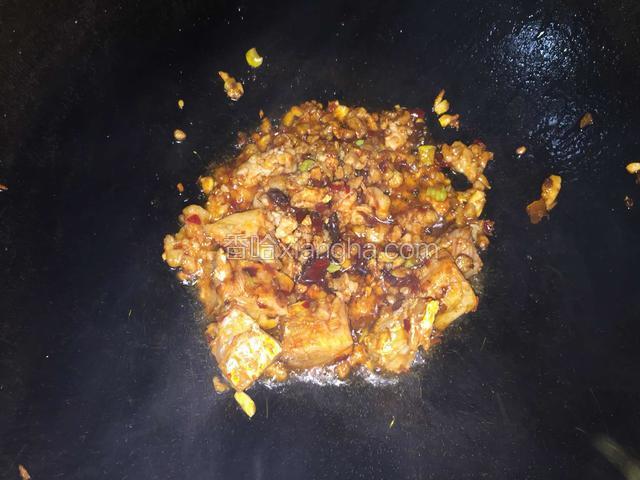 煸香后加入一勺豆瓣酱炒香后加适量的清水或高汤