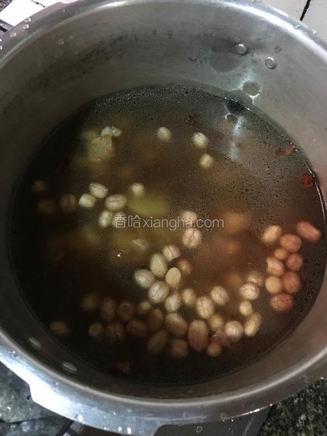 倒入高压锅加水没过猪蹄 倒入花生 加入姜 盐 