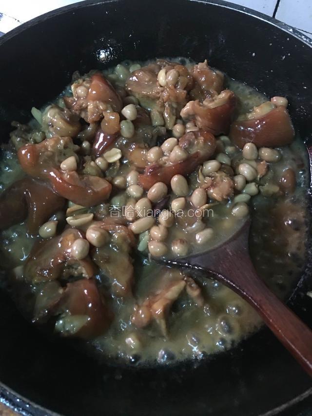 倒进锅里加入鸡精 大火收汁，