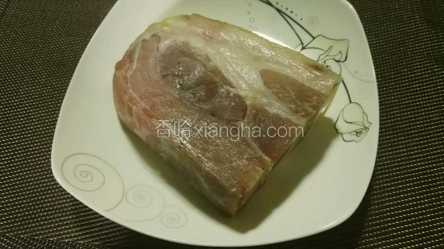 一块咸肉，今天选太精了，有肥有瘦肉最好。