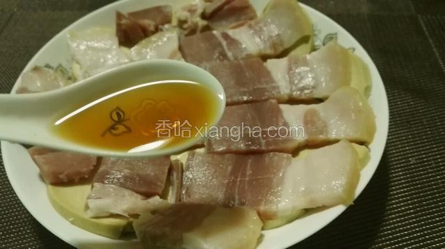一勺料酒，洒在咸肉上面。