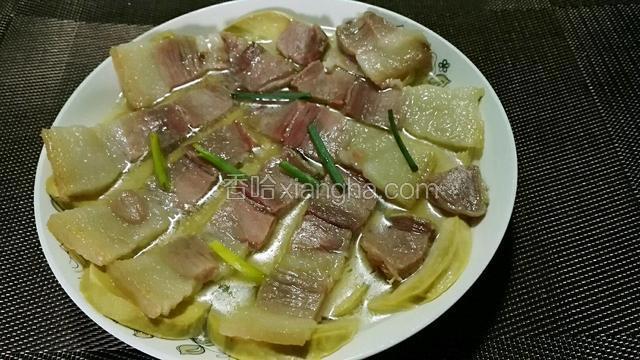 蒸好的菜，放一点点味精，放些小葱。