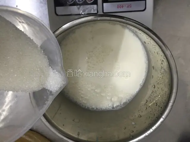 牛奶加糖.搅拌均匀