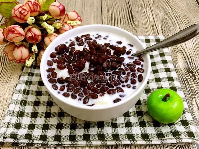 装杯放上红豆即可