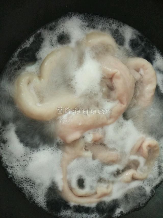 水烧开放入肥肠灼水5分钟，用铲子翻匀，灼水后用清水洗净备用；
