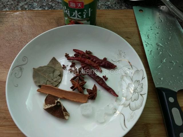 准备材料，八角，花椒，桂皮，陈皮冰糖清洗干净，卤水汁（没有陈皮可不放，卤水汁最好买李锦记的，李锦记卖没买到我买的海天的）