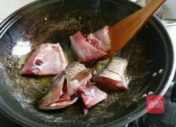 紫苏炖鱼的做法图解2