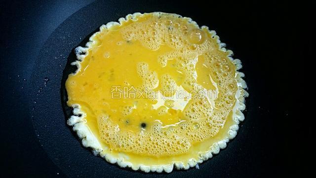 锅中放适量油烧热后倒入打散的鸡蛋液。