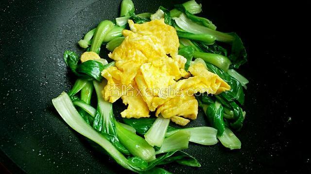 然后放入炒好的鸡蛋。