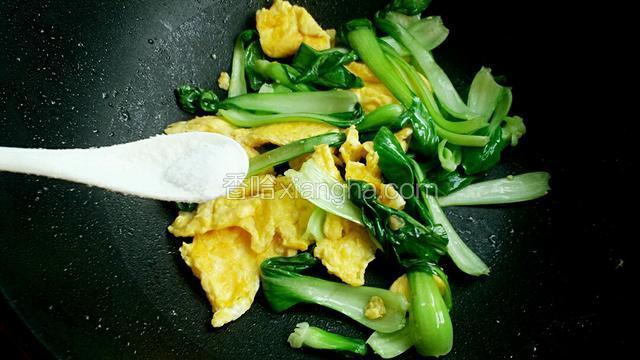 调入适量的盐和鸡精。