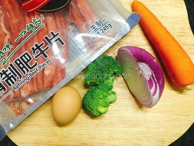 准备好食材：肥肉片、洋葱、西兰花、鸡蛋、胡萝卜。胡萝卜洗净切块。西兰花摘2小朵洗净。