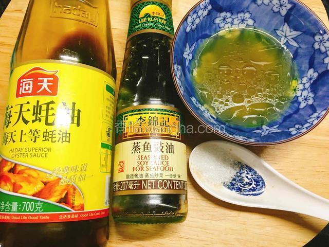 调酱汁材料如图：1汤匙蚝油、2汤匙蒸鱼豉油、半汤匙糖、三汤匙高汤。