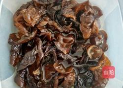 醋浸黑木耳的做法图解1