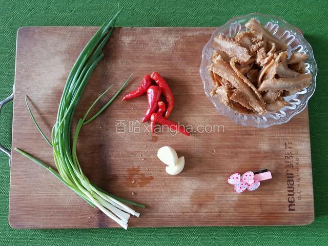 准备好所有食材，小葱(个人觉得大葱味道太冲)，葱白切长段，葱青切成小圈。红辣椒切碎，蒜切片，提前用卤水煮制好的牛肚，切成片。