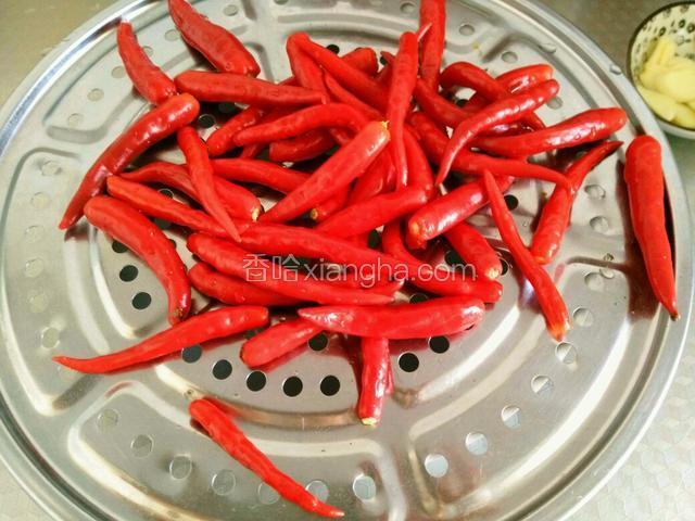 沥干水份，在通风处晾一个晚上，让小米椒变得干干的哦！