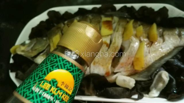 蒸好的鱼加些蒸鱼豉油。先要拿掉生姜，这个拍好照了，才看见生姜没扔掉。