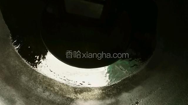 起油锅，冒油烟就把热油淋在鱼的上面，尽量整条鱼全有热油。