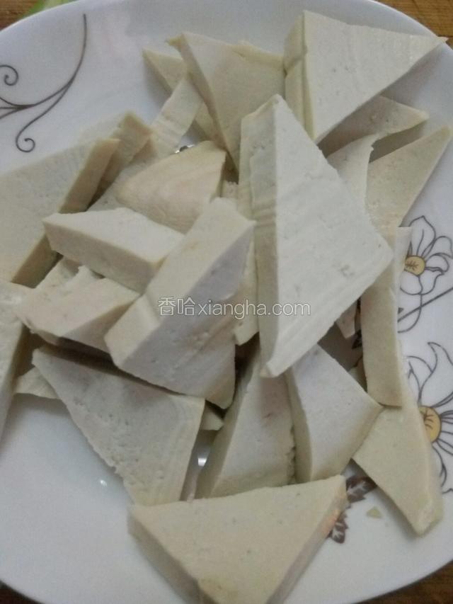 豆腐在淡盐水里浸泡十分钟捞出切成块。(形状随意切)