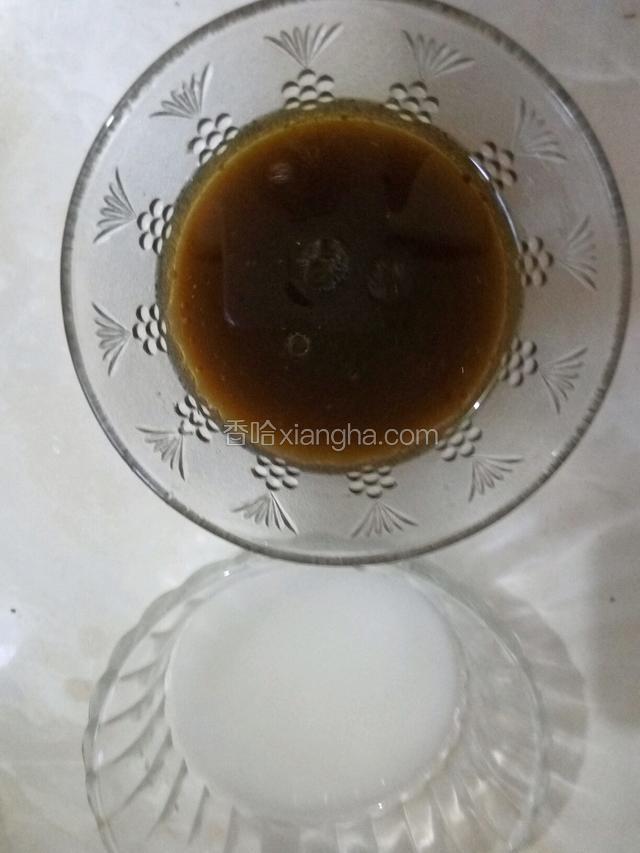 碗内加入适量清水，白糖，生抽，盐搅匀调成料汁，淀粉适量加入清水调成汁。