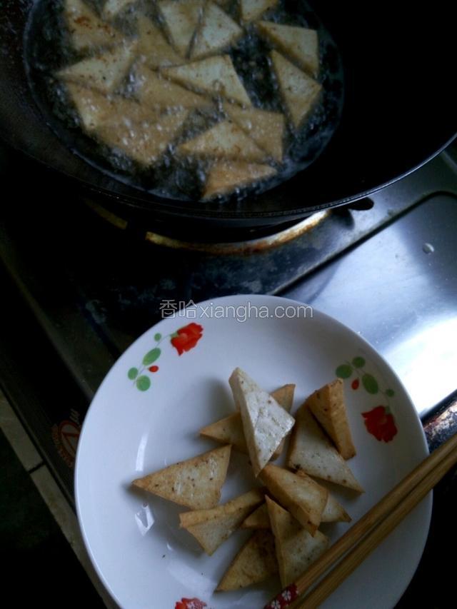 炒锅放油烧热把豆腐块放入炸至两面金黄色捞出。(在平底锅里煎也行)