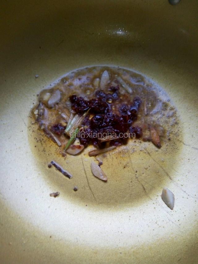 炒锅留少许底油烧热放入葱姜蒜爆香，放入适量豆瓣酱炒出红油，