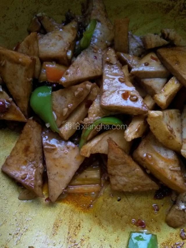 再倒入炸好的豆腐块翻匀入味，放入青红椒块炒制发软，倒入适量水淀粉大火收汁，出锅前放入剩下的蒜末适量鸡精翻匀即可。