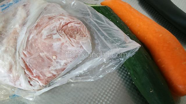 准备猪肉末，胡萝卜，黄瓜