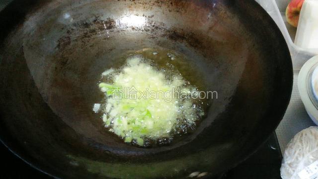 热锅下油，油热下葱姜蒜末，爆香，然后加猪肉末炒熟加黄豆酱，加料酒，翻炒均匀