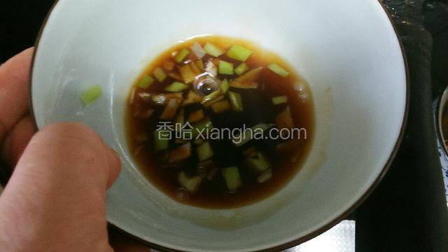 加适量的煮面条汤汁