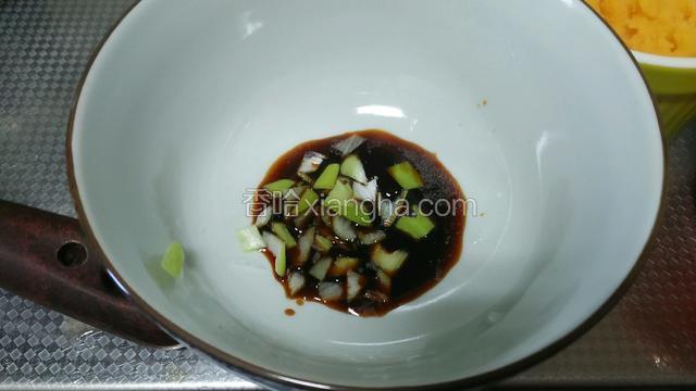 准备一个碗，加酱油，葱末，香油，胡椒粉