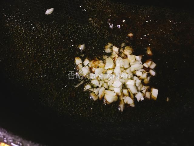 锅内留底油，放入蒜末煸炒片刻。